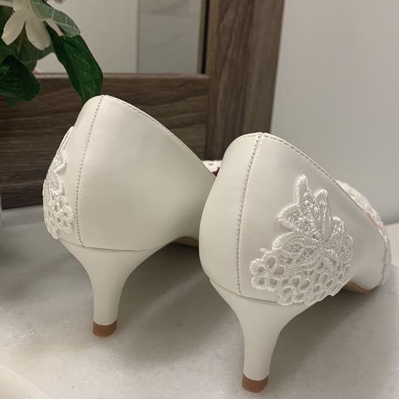 White Closed/Pointed Toe Bridal/Evening Shoes | Brand New Never Worn | S… - Picture 3 of 12